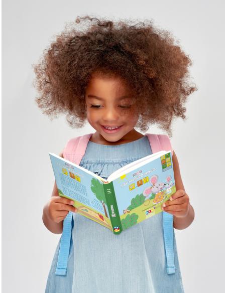 Nora y Nico. Nico y su muñeco Mono